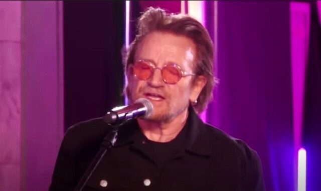 Ο Bono των U2 έκανε εμφάνιση έκπληξη σε σταθμό μετρό του Κιέβου – Δείτε βίντεο