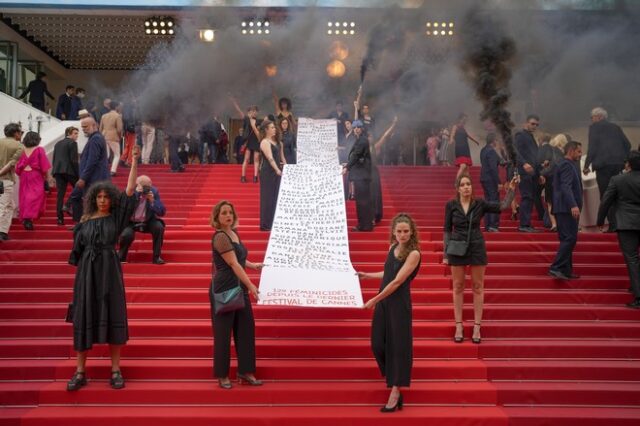 Κάννες: Ακτιβίστριες ύψωσαν πανό με ονόματα γυναικών που δολοφονήθηκαν