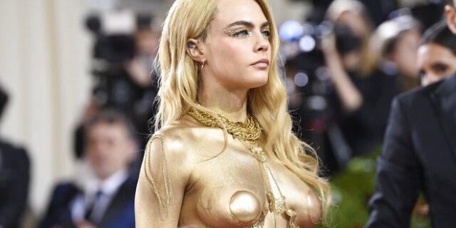 Η Cara Delevingne πέταξε το σακάκι της και έμεινε topless στο Met Gala