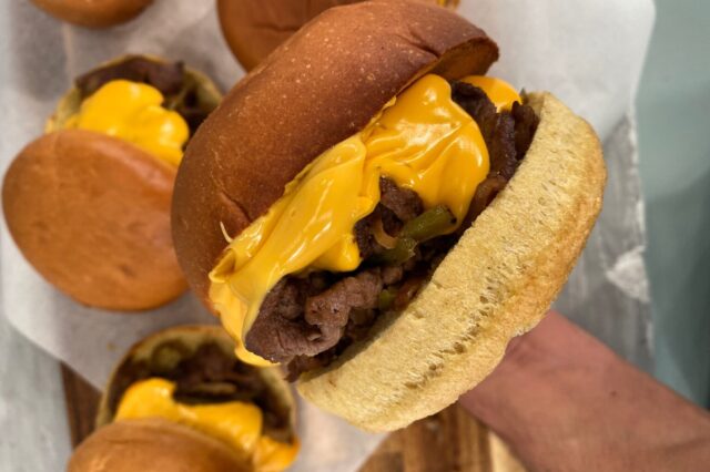 Συνταγή για Philly Cheesesteak Burger και δεν θα θέλεις να σταματήσεις