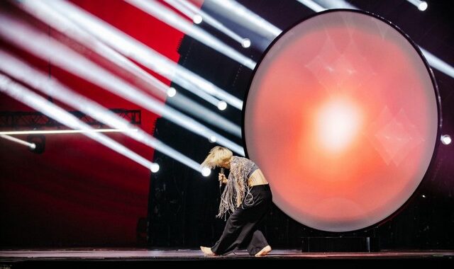 Eurovision 2022: Χάος στην πρόβα της Σουηδίας – Χτύπησε ρεύμα την τραγουδίστρια πάνω στη σκηνή