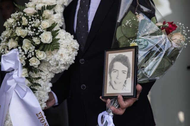 Δάκης: Πλήθος κόσμου στην κηδεία του τραγουδιστή στο Κοιμητήριο Γλυφάδας