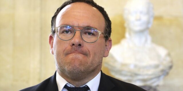 Γαλλία: Και τρίτη γυναίκα κατηγορεί τον υπουργό Αλληλεγγύης για βιασμό