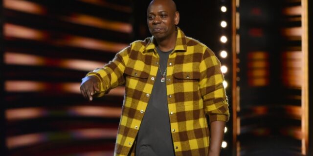 Dave Chappelle: Δέχθηκε επίθεση πάνω στη σκηνή σε εκδήλωση του Netflix