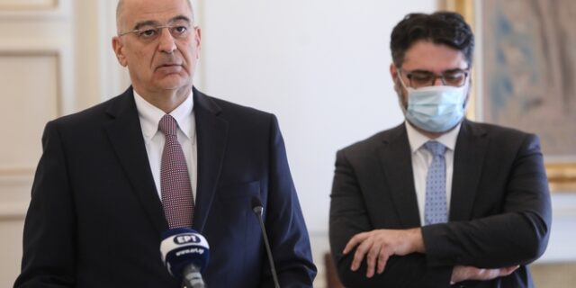 Ουκρανία: Άνοιξε πάλι η ελληνική πρεσβεία – “Η σημαία κυματίζει πάλι σήμερα στο Κίεβο”
