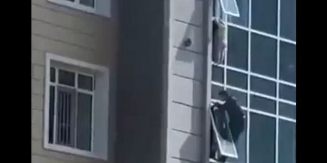 Καζακστάν: Άνδρας έσωσε τρίχρονη που κρεμόταν από τον 8ο όροφο πολυκατοικίας