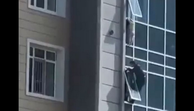 Καζακστάν: Άνδρας έσωσε τρίχρονη που κρεμόταν από τον 8ο όροφο πολυκατοικίας
