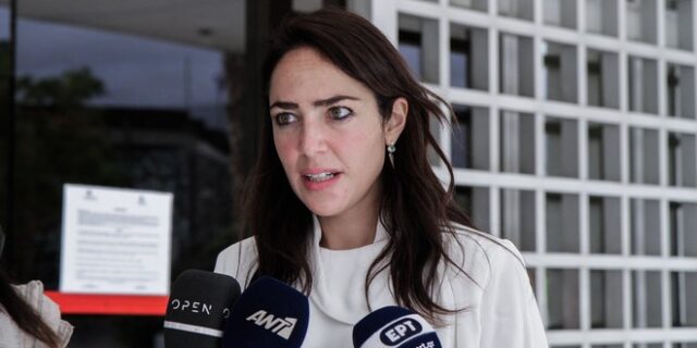 Δόμνα Μιχαηλίδου: “Δεν κλείνει καμία δομή παιδικής προστασίας”