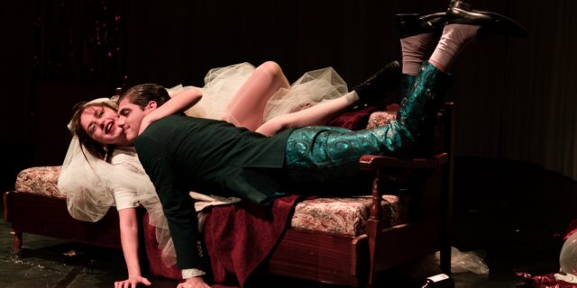 Άνθρωποι μεθυσμένοι μέσα σε μία παραζάλη μαθαίνουν από την αρχή να αγκαλιάζουν, να αγαπούν, να συγχωρούν