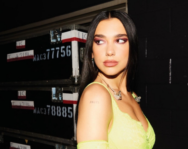 Dua Lipa: Κάνει ηλιοθεραπεία με μπικίνι πλάι στο ποτάμι και το Instagram παραληρεί