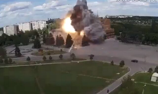 Ουκρανία: Η στιγμή που πύραυλος χτυπά Κέντρο Πολιτισμού στο Χάρκοβο