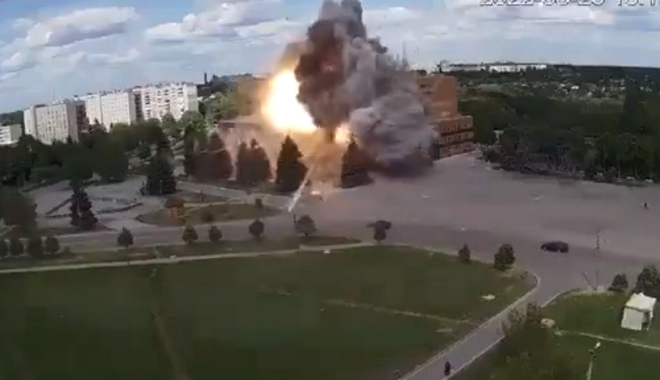 Ουκρανία: Η στιγμή που πύραυλος χτυπά Κέντρο Πολιτισμού στο Χάρκοβο