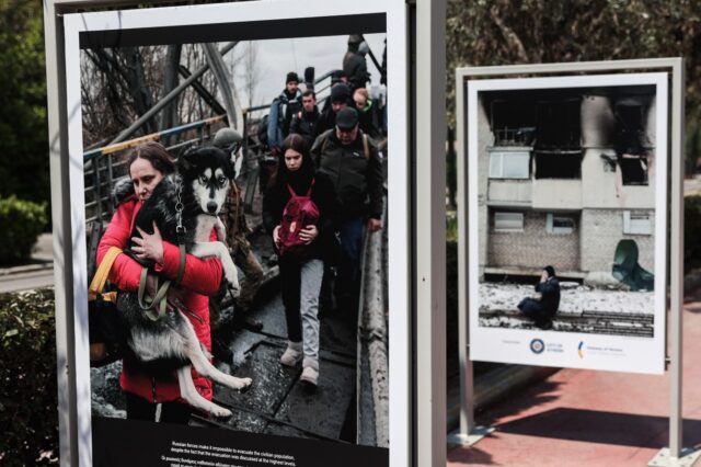 Η Ουκρανία “φλέγεται” στους δρόμους της Αθήνας- Εικόνες γροθιά στο στομάχι