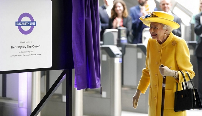 Βασίλισσα Ελισάβετ: Ξαφνική επίσκεψη στο Μετρό του Λονδίνου που θα έχει το όνομά της