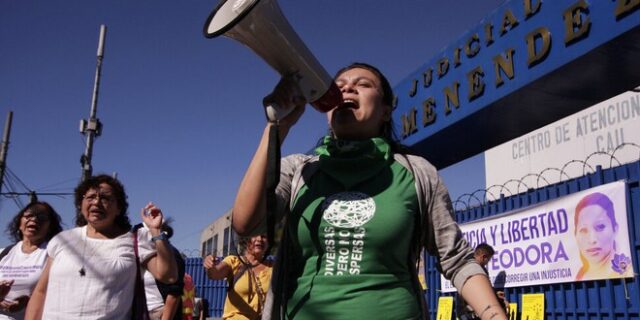 Ελ Σαλβαδόρ: Καταδικάστηκε σε 30 χρόνια για “τον φόνο της αγέννητης κόρη της” επειδή απέβαλε