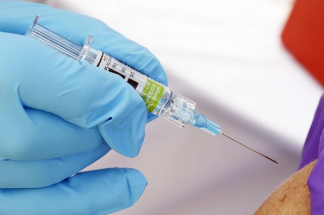 Το αντιγριπικό εμβόλιο φαίνεται να μειώνει τον κίνδυνο σοβαρής Covid-19