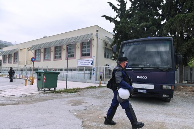 Σταυρούπολη: Εκκενώνεται σχολείο μετά από τηλεφώνημα για βόμβα