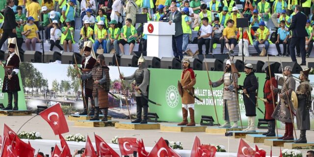 Ερντογάν vs Χούντα: Ποιος το έκανε καλύτερα;