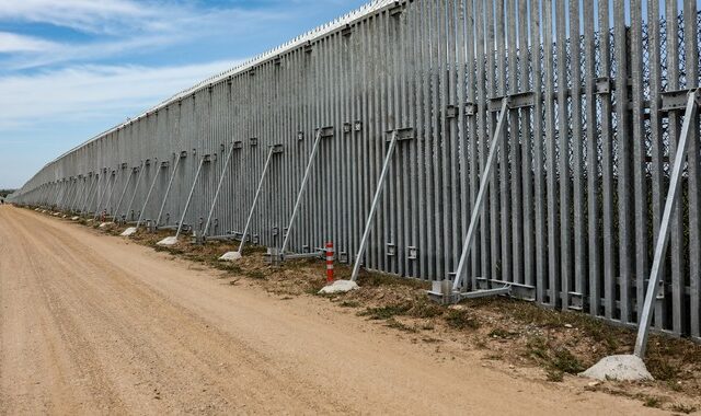 Politico: Η Ελλάδα θέλει χρηματοδότηση για ακόμη 80 χλμ τείχους στον Έβρο