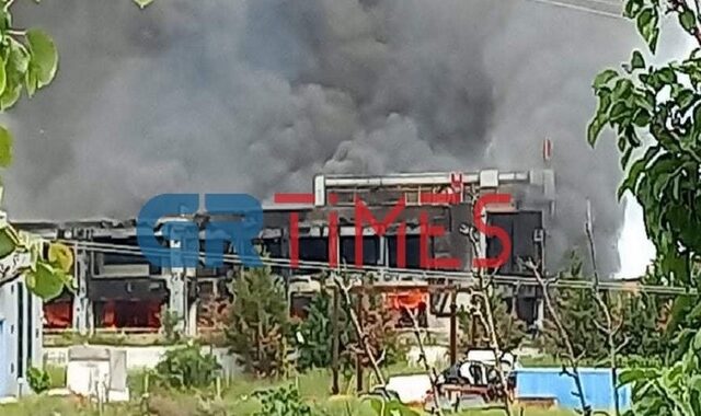 Θεσσαλονίκη: Φωτιά σε εγκαταλελειμμένο εργοστάσιο στο Ωραιόκαστρο