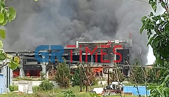 Θεσσαλονίκη: Φωτιά σε εγκαταλελειμμένο εργοστάσιο στο Ωραιόκαστρο