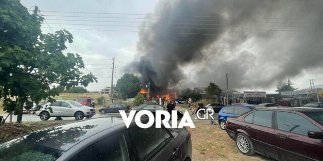 Θεσσαλονίκη: Υπό πλήρη έλεγχο η φωτιά σε συνεργείο αυτοκινήτων στη Θέρμη