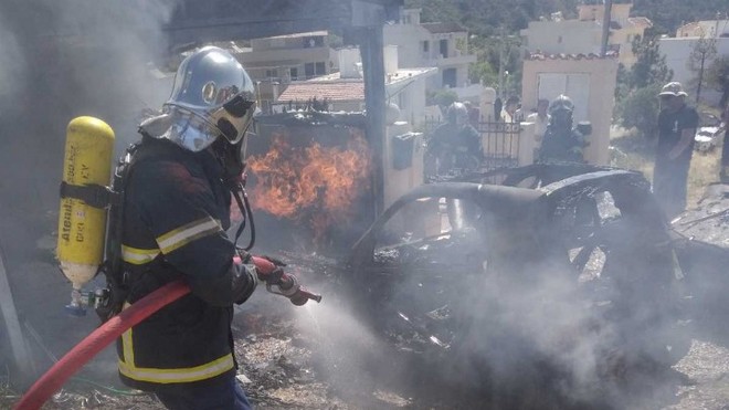 Ρόδος: Κάηκαν αυτοκίνητα και μηχανές σε γκαράζ στις Καλυθιές