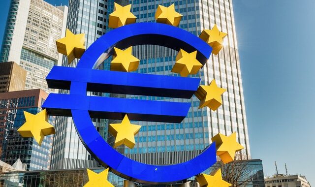 ΕΚΤ: Προβλέπει αύξηση των “κόκκινων” δανείων των τραπεζών