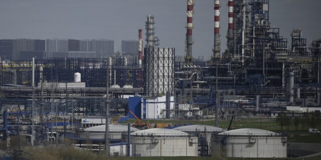 Η ΕΕ επιβάλλει εμπάργκο  στο πετρέλαιο της Ρωσίας – Γιατί εξαιρούνται Ουγγαρία και Σλοβακία