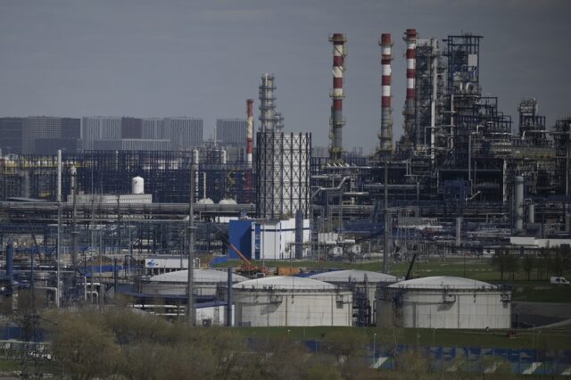 Η ΕΕ επιβάλλει εμπάργκο  στο πετρέλαιο της Ρωσίας – Γιατί εξαιρούνται Ουγγαρία και Σλοβακία