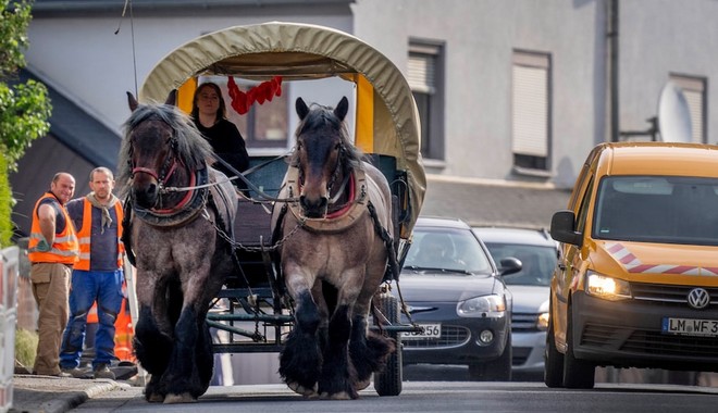 33χρονη Γερμανίδα βρήκε λύση στις υψηλές τιμές της βενζίνης: Πάει στη δουλειά με κάρο