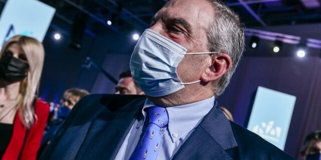 Συνέδριο ΝΔ: Η γραβάτα του Κώστα Καραμανλή με τους τσολιάδες που τράβηξε όλα τα βλέμματα