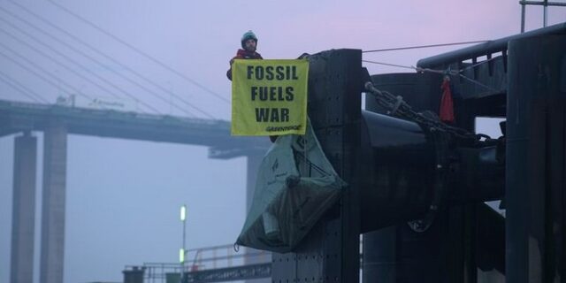 Βρετανία: Διαδηλωτές μπλόκαραν ελληνικό δεξαμενόπλοιο με ρωσικό φορτίο να εισέλθει σε λιμάνι της χώρας