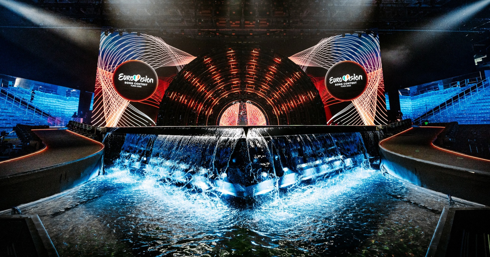 Eurovision 2022: Πολύχρωμη τελετή έναρξης με Πινόκιο – drone, λέιζερ και εντυπωσιακούς καταρράκτες!
