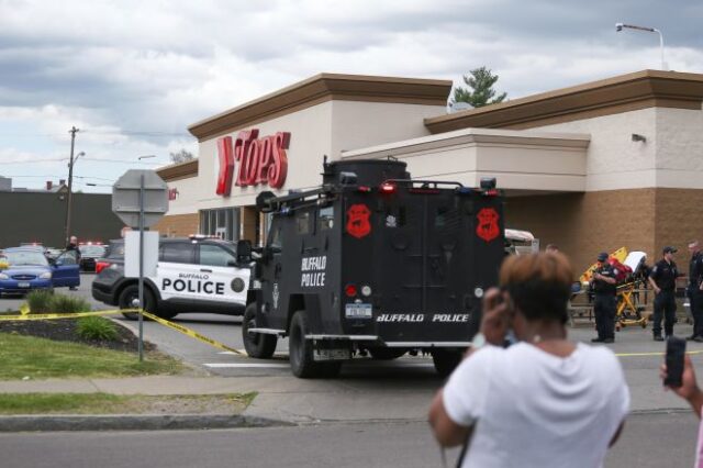 ΗΠΑ: Τουλάχιστον 10 νεκροί από επίθεση ενόπλου σε σούπερ μάρκετ στο Μπάφαλο