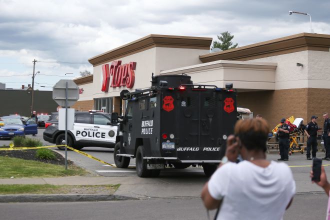 ΗΠΑ: Τουλάχιστον 10 νεκροί από επίθεση ενόπλου σε σούπερ μάρκετ στο Μπάφαλο