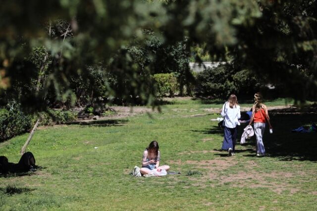 Καιρός: Μέχρι 29 βαθμούς η θερμοκρασία σήμερα, βροχές Τρίτη και Τετάρτη