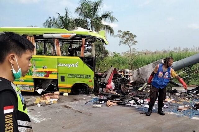 Ινδονησία: Λεωφορείο έπεσε σε διαφημιστική πινακίδα – 14 νεκροί