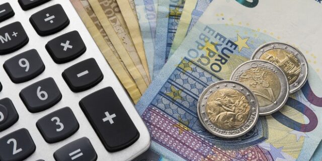 Τράπεζες: Πόσο αυξάνονται οι δόσεις για νοικοκυριά και επιχειρήσεις από την άνοδο των επιτοκίων