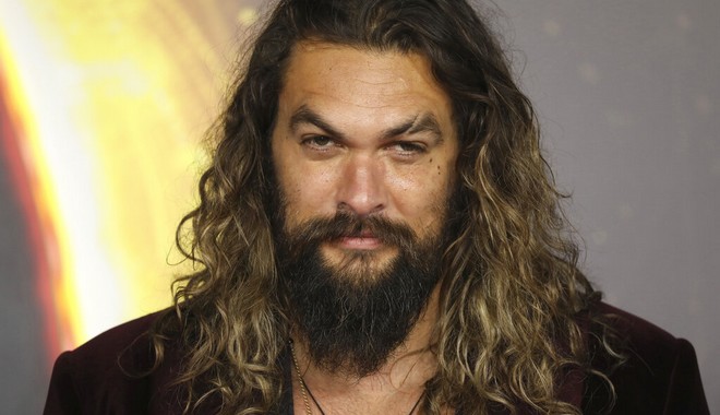 Jason Moasa Jason Momoa: Οργισμένες αντιδράσεις μετά τις φωτογραφίες στην Καπέλα ...