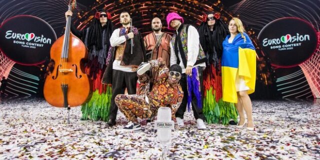 Eurovision 2022: Οι Kalush Orchestra βγάζουν σε δημοπρασία το τρόπαιο