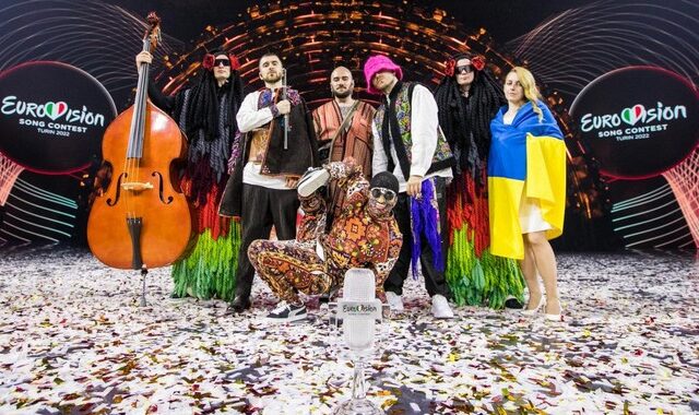 Eurovision 2022: Οι Kalush Orchestra βγάζουν σε δημοπρασία το τρόπαιο