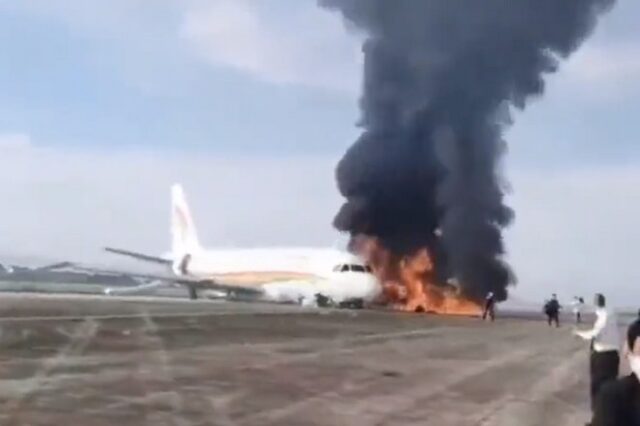 Κίνα: Αεροσκάφος βγαίνει από τον διάδρομο και παίρνει φωτιά – 40 τραυματίες