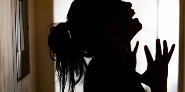 Ηλεία: Θείος και αδερφός φέρονται να βίαζαν ανήλικη για 3 χρόνια – Αναβλήθηκε η δίκη