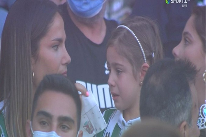 Τελικός Κυπέλλου 2022, Παναθηναϊκός – ΠΑΟΚ: Η εικόνα του δακρυσμένου παιδιού στις εξέδρες λόγω των δακρυγόνων