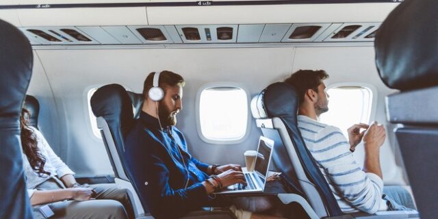 ΕΕ: Μη υποχρεωτική η χρήση μάσκας σε αεροδρόμια και αεροπλάνα από 16 Μαΐου