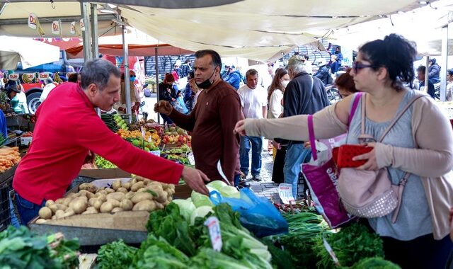 Με το σταγονόμετρο τα ψώνια για τους Έλληνες – Το καρπούζι με τη φέτα και οι δυο, τρεις ντομάτες