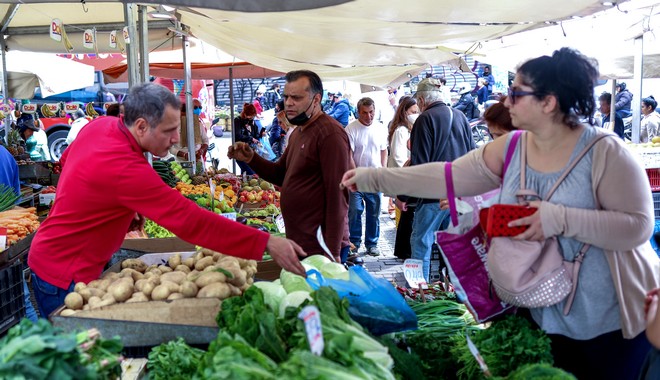 Με το σταγονόμετρο τα ψώνια για τους Έλληνες – Το καρπούζι με τη φέτα και οι δυο, τρεις ντομάτες