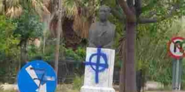 Βανδάλισαν με φασιστικά σύμβολα το άγαλμα του Γρηγόρη Λαμπράκη στον Μαραθώνα