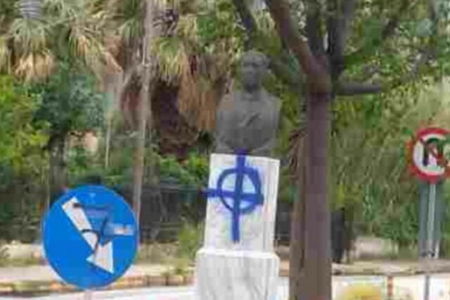 Βανδάλισαν με φασιστικά σύμβολα το άγαλμα του Γρηγόρη Λαμπράκη στον Μαραθώνα